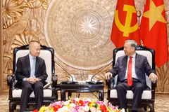 Le secrétaire général du PCV To Lam (droite) et Liu Haixing, membre du Comité central (CC) du Parti communiste chinois (PCC), chef du Département international du CC du PCC et envoyé spécial du secrétaire général et président chinois Xi Jinping. Photo: VNA