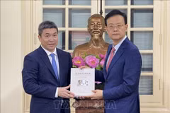 Le président de l'Union vietnamienne des organisations d'amitié, Phan Anh Son (à gauche), et Wei Ran, directeur général du Bureau des affaires étrangères et président de l’Association du peuple pour l’amitié avec l’étranger de la région autonome Zhuang du Guangxi. Photo : VNA