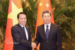 Le général Luong Tam Quang (à gauche), membre du Bureau politique du Parti communiste du Vietnam (PCV) et ministre de la Sécurité publique, et Chen Wenqing, membre du Bureau politique et secrétaire de la Commission centrale des affaires politiques et juridiques du Parti communiste chinois (PCC). Photo : VNA