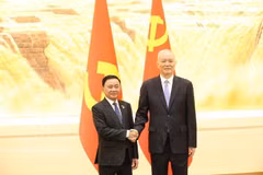 Tran Cam Tu (à gauche) et Cai Qi. Photo : VNA