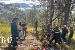 Les secouristes ont réussi à sauver une touriste malaisienne tombée dans un trou de 10 mètres de profondeur lors d’une randonnée dans le quartier de Lam Vien – Da Lat. Photo : Comité populaire du quartier de Lam Vien – Da Lat