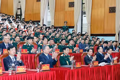 Dans la matinée du 17 mars, le secrétaire général du Parti communiste du Vietnam (PCV), To Lam, également secrétaire de la Commission militaire centrale, a effectué une visite de travail à l'Académie technique militaire, relevant du ministère de la Défense. Photo : VNA