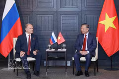 Le secrétaire général du Parti communiste du Vietnam et président de la République, To Lam (à droite) et le président du Parti communiste de la Fédération de Russie, Guennadi Ziouganov. Photo: VNA