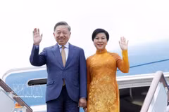 Le dirigeant To Lam et son épouse arrivent à l’aéroport international de Vnoukovo, à Moscou. Photo: VNA