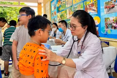 Dépistage de santé chez les enfants. (Photo : Hôpital général Dong Da, Hanoï)