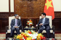 Le président Luong Cuong (droite) et l'ambassadeur d'Indonésie au Vietnam Denny Abdi. Photo: VNA