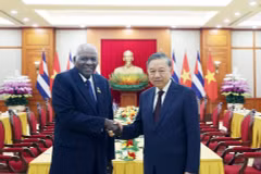 Le secrétaire général du Parti communiste du Vietnam Tô Lâm (à droite), reçoit le président de l'Assemblée nationale du Pouvoir populaire et du Conseil d'État de Cuba, Esteban Lazo Hernández. Photo : VNA