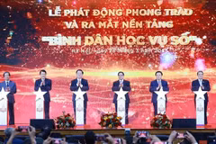 Le Premier ministre Pham Minh Chinh (3e de droite à gauche) et les délégués lors de la cérémonie de lancement du mouvement "Alphabétisation numérique". Photo : VNA