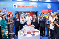 Le président de l’Assemblée nationale, Tran Thanh Man, visite le stand de l’Association des journalistes lors de la Fête nationale de la presse 2026. Photo: VNA