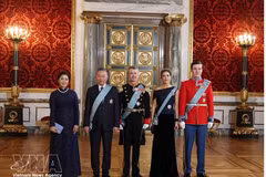 Le secrétaire général du Parti et président de la République, To Lam, et son épouse Ngo Phuong Ly posent avec le roi Frederik X, la reine Mary et le prince héritier Christian du Danemark. Photo : VNA 