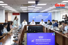 Des délégués partagent des informations sur le Forum économique d'automne 2026. Photo : https://baotintuc.vn/