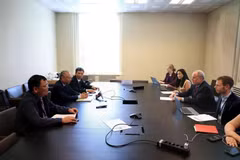 La délégation vietnamienne à une réunion bilatérale avec des représentants de la délégation américaine. Photo: VNA