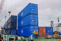 Déchargement de conteneurs importés de Chine, transportés par le navire BBG Nan Ning Bo Run jusqu'au port de Can Tho. Photo : VNA