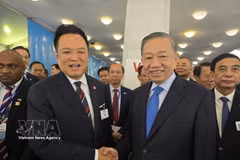 Le secrétaire général du Parti communiste du Vietnam et président de la République, To Lam (droite) et le Premier ministre thaïlandais, Anutin Charnvirakul. Photo: VNA