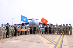 Le général de corps d’armée Le Quang Dao, chef d’état-major général adjoint de l’Armée populaire du Vietnam, et des responsables des unités posent pour une photo avec les cadres et militaires avant leur départ pour une mission internationale. Photo: VNA