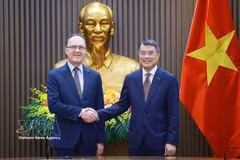 Le Premier ministre Le Minh Hung a reçu l'ambassadeur de la Fédération de Russie au Vietnam, Guennadi Bezdetko, en mai. Photo : VNA