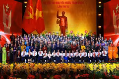 Le secrétaire général Tô Lâm, le président de la République Luong Cuong et le Premier ministre Pham Minh Chinh, ainsi que de nombreux délégués, au XIe Congrès national d’émulation patriotique. Photo: VNA