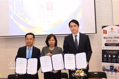 Cérémonie de signature du protocole d'accord entre le Bureau commercial du Vietnam en République de Corée, le Bureau vietnamien pour la science et la technologie en République de Corée et des partenaires sud-coréens. Photo : VNA
