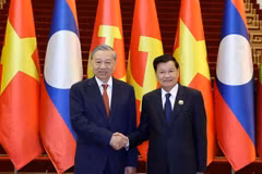 Le secrétaire général du PCV Tô Lâm (gauche) et le secrétaire général et président lao Thongloun Sisoulith. Photo: VNA