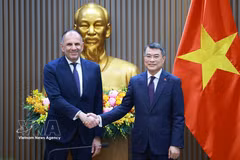 Le Premier ministre Le Minh Hung (droite) reçoit le ministre grec des Affaires étrangères, George Gerapetritis, le 17 juillet. Photo: VNA