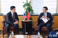 Le général Phan Van Giang (à droite), vice-Premier ministre et ministre vietnamien de la Défense rencontre John Noh, secrétaire adjoint américain à la Défense chargé des affaires de sécurité dans l’Indo-Pacifique. Photo : qdnd.vn