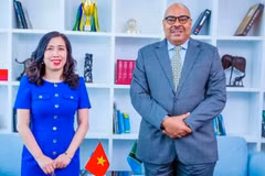 La vice-ministre des Affaires étrangères (AE) Lê Thi Thu Hang et le ministre des Affaires étrangères et de la Coopération de la République-Unie de Tanzanie, Mahmoud Thabit Kombo. 