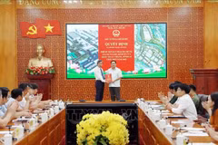Remise de la décision n°1185/QĐ-TTg du Premier ministre sur l'approbation du plan directeur pour la construction de la zone économique frontalière de Ma Lù Thàng d'ici 2045 lors d'une conférence tenue le 18 juillet. Photo : VNA