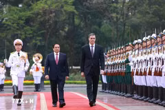 Le Premier ministre Pham Minh Chinh (gauche) et son homologue espagnol Pedro Sánchez. Photo: VNA
