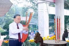 Le secrétaire général du Parti communiste du Vietnam et président de la République, To Lam brûle des bâtons d’encens en hommage aux héros et martyrs au cimetière des martyrs de la colline 82 de Tan Bien. Photo: VNA