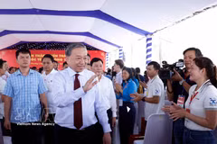 Le secrétaire général du Parti et président de la République To Lam rencontre des travailleurs de Hô Chi Minh-Ville. Photo: VNA