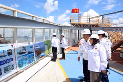 Des délégués effectuent une visite du chantier de PTSC. Photo : VNA