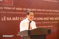 Le professeur associé, Dr. Nguyen Van Tung - membre du conseil d'administration, rédacteur en chef adjoint de la Maison d’édition de l’éducation du Vietnam prend la parole lors de l'événement. (Photo : Khanh Ly/Vietnam+)