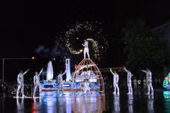 Les artistes ont bravé la pluie pour offrir des prestations artistiques remarquables. Photo: VNA