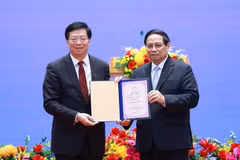 Le professeur et docteur Qiu Yong (gauche) remet le titre de « professeur honoraire » de l'Université Tsinghua au Premier ministre Pham Minh Chinh. Photo : VNA