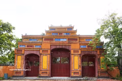 Le portail d’entrée de l’enceinte de Trai Cung, sur le site historique de l’esplanade du Nam Giao, à Hue. Photo : VNA