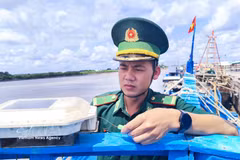 Le commandant Phan Minh Vuong, chef du poste de contrôle frontalier de Ganh Hao, dans la province de Ca Mau, vérifie lui-même le système de surveillance des navires par satellite (VMS) à bord d’un bateau de pêche. Photo : VNA