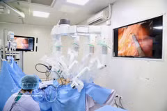 Grâce à la chirurgie robotique par laparoscopie, les médecins ont réalisé avec succès une intervention complexe. Photo : VNA