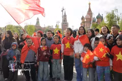 La communauté vietnamienne en Russie se rassemble pour accueillir la délégation de l’Armée populaire du Vietnam sur la place Rouge. Photo: VNA
