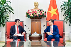 Le vice-ministre vietnamien des Affaires étrangères, Ngo Le Van (droite) et le président de l’Institut de recherche économique pour l’ASEAN et l’Asie de l’Est (ERIA), Tetsuya Watanabe. Photo: VNA
