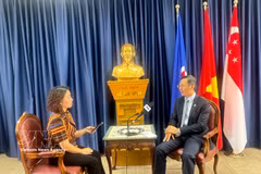L'ambassadeur du Vietnam à Singapour, Tran Phuoc Anh, accorde une interview à l'Agence vietnamienne d'information. Photo: VNA