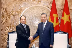 Le secrétaire général du Parti communiste du Vietnam et président de la République, To Lam (droite) et le conseiller à la sécurité nationale des Philippines Eduardo S.L. Oban Jr. Photo: VNA