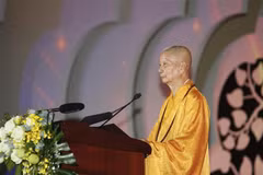 Le grand Vénérable Thich Tri Quang, patriarche suprême du Conseil de patronage de la SBV s'exprime lors de la cérémonie. Photo : VNA