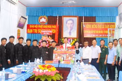 Une délégation des autorités de la province d’An Giang, conduite par Le Van Phuoc, vice-président du Comité populaire provincial, s'est rendue ce 5 janvier à la pagode An Hoa (commune de Phu Tan) pour présenter ses vœux au Comité central d’administration de la Sangha du bouddhisme Hoa Hao. Photo : VNA