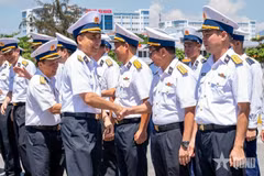 Les membres de la délégation du voilier 286 - Lê Quy Dôn disent au revoir aux dirigeants et commandants des agences, facultés et unités de l'Académie navale. Photo: qdnd