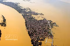 Inondations dans une localité de la province de Ha Tinh suite au passage du typhon Megi (octobre 2010). Photo : VNA.