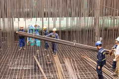 Le chantier du pont Tu Lien progresse à Hanoï. Photo : VNA