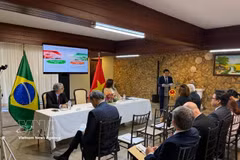 L'ambassadeur du Vietnam au Brésil, Bui Van Nghi, prend la parole lors du séminaire. Photo : VNA