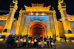 L'organisation de ce circuit nocturne vise à stimuler le tourisme et à promouvoir la Fête des rois Hùng auprès d'un large public. Photo : VNA