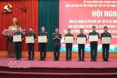 Le commandement militaire de la ville de Dong Nai a remis des certificats de félicitations aux collectivités et aux individus ayant obtenu des résultats exceptionnels dans la recherche, le rapatriement et l'identification des dépouilles de soldats tombés au combat. Photo : VNA