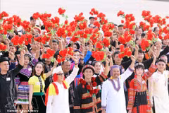 Des représentants des 54 groupes ethniques du Vietnam participent au défilé solennel marquant le 80e anniversaire de la Révolution d’Août et de la Fête nationale, le 2 septembre 2025. Photo : VNA